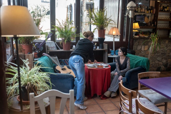 El kiosko tiene un lugar de lectura y descanso en su interior.