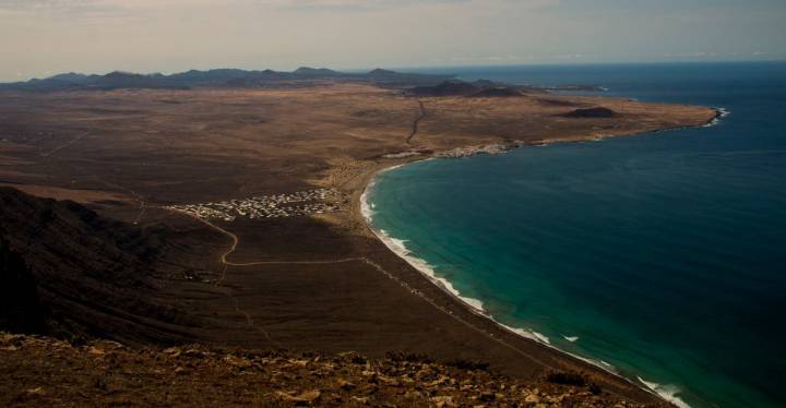 Vista general, y espectacular, de la Playa de Famara.