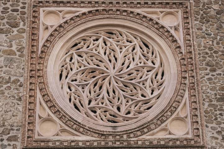 Con la pulsera se puede acceder al interior del rosetón del gótico flamígero de la Colegiata.