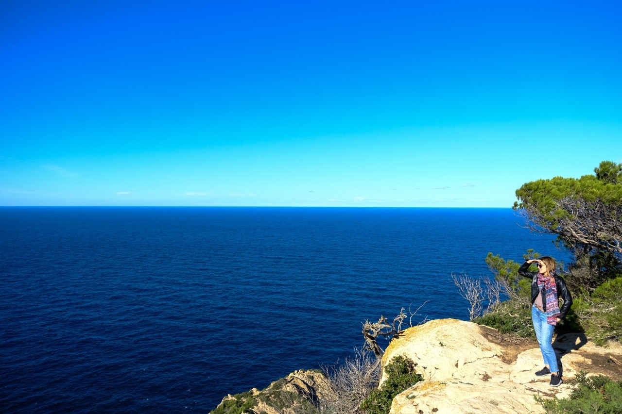 Mujer observa la costa en Sant Antoni.