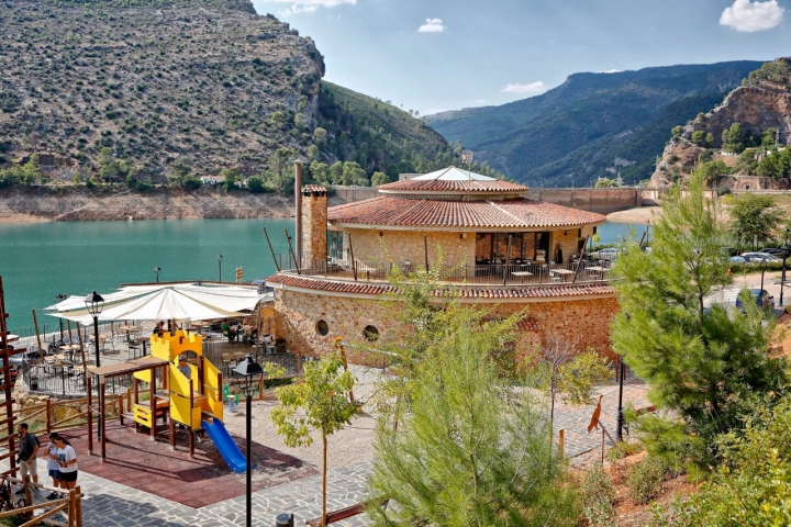 En el Centro Turístico y Recreativo del Embalse de El Tranco se pueden reservar las diferentes actividades y comer como un rey.