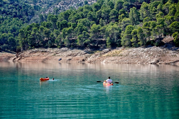 Aunque el baño no está permitido dentro del pantano, sí es posible alquilar kayaks y piraguas.