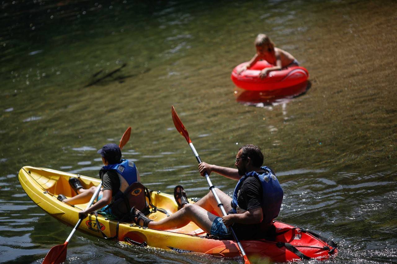 Zona de baño y kayak en el río.