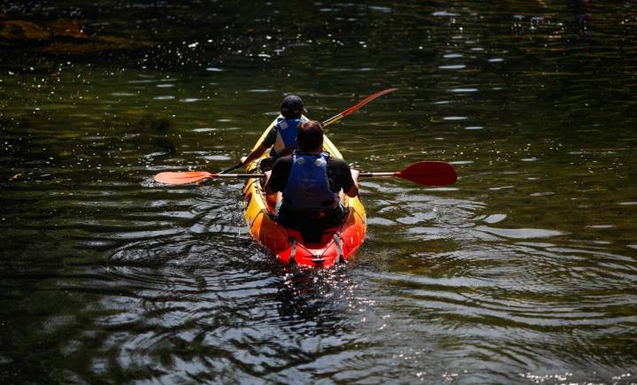 Dos personas montan en kayak cerca de Tui.