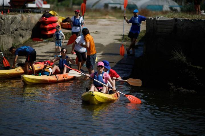 Saliendo con los kayaks al agua.