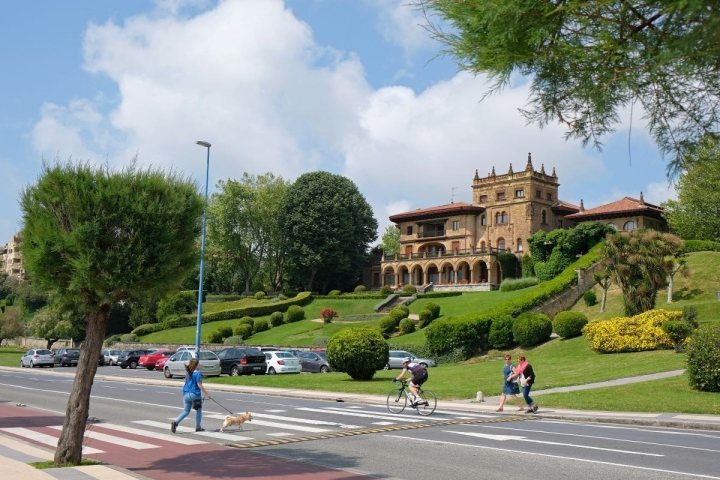 El Palacio de Lezama Leguizamón tiene vistas a la Bahía del Abra.