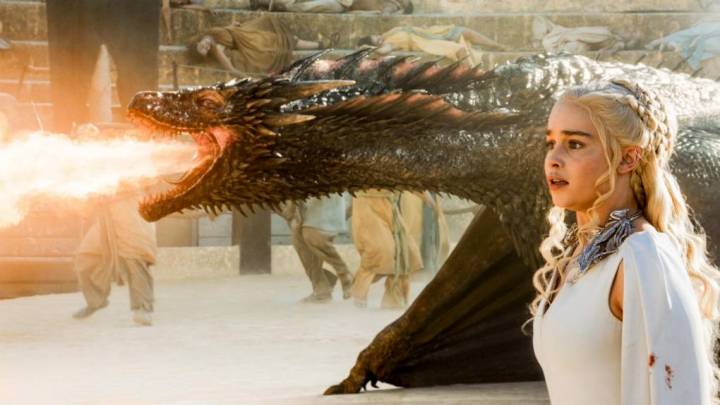 Daenerys junto a uno de sus dragones. Foto: D.R.