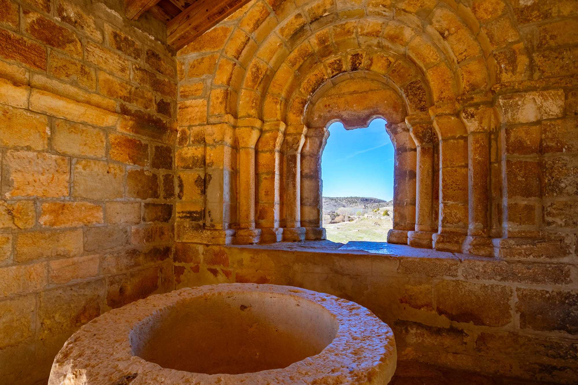 Arcada y pila bautismal de la Iglesia de San Pedro de Abánades.