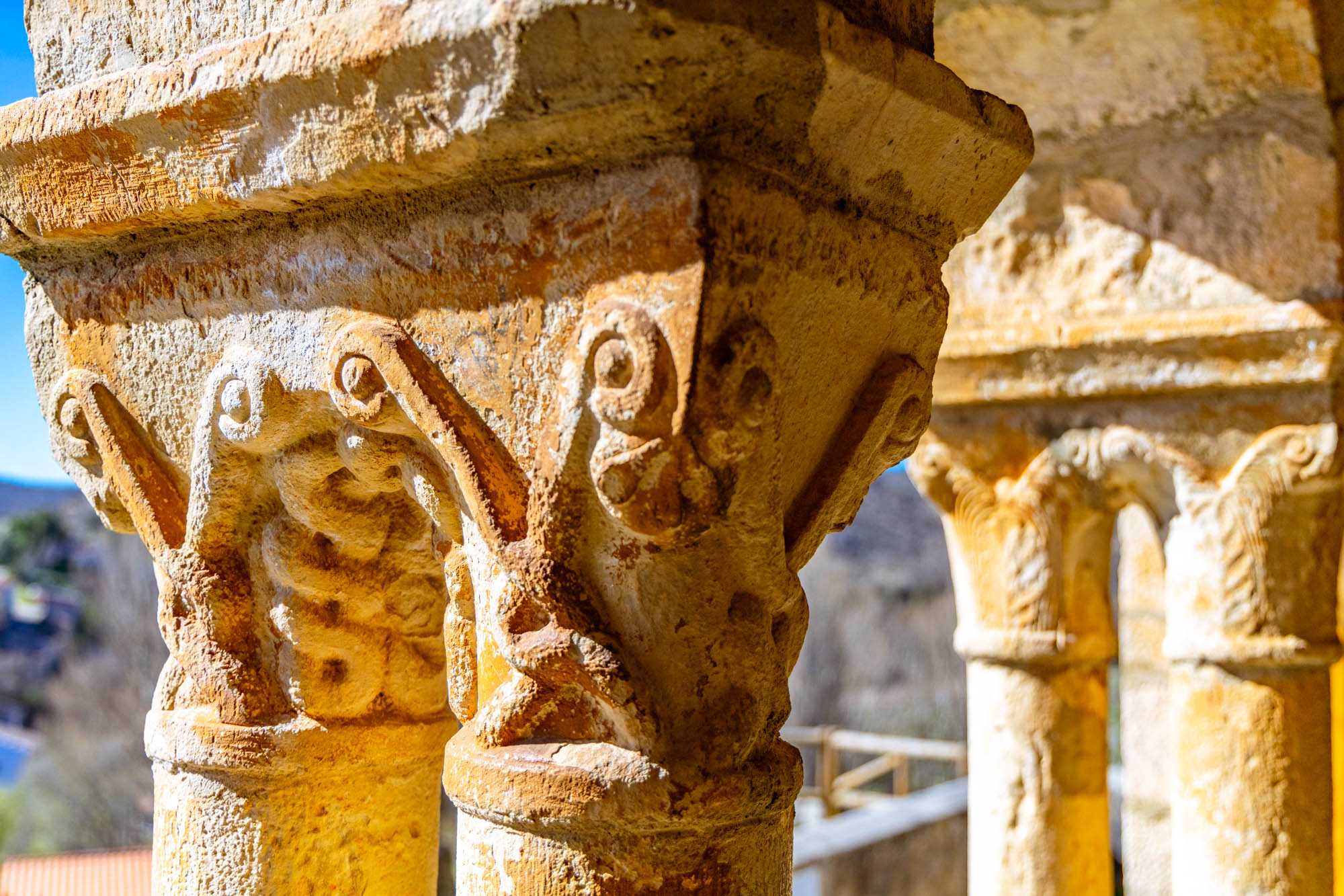 Detalle de los capiteles de la Iglesia de San Pedro de Abánades.