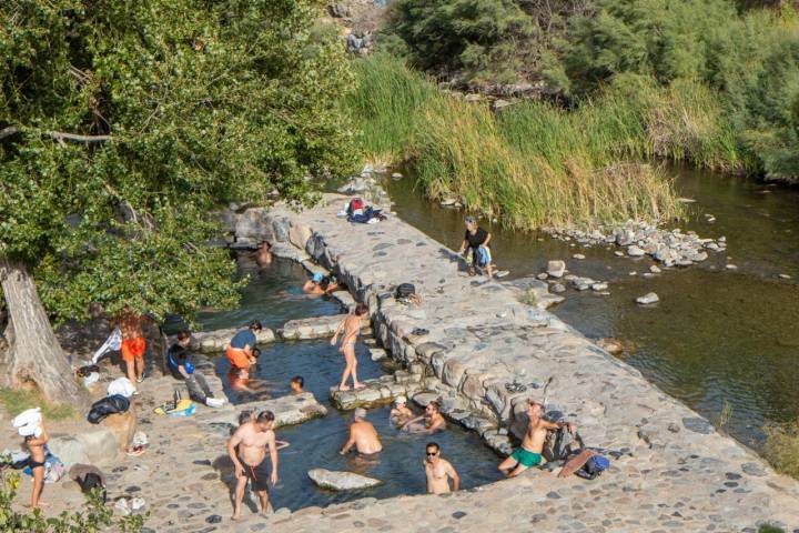 Personas bañándose en las termas de Arnedillo