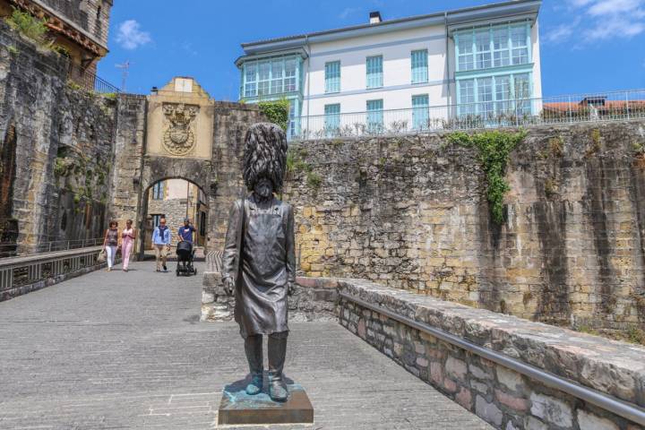 Hondarribia: hachero en la puerta de Santa María