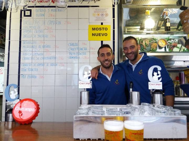 Hermanos y compañeros, en el Bar La Cantina. Foto: Mamadú Dabó,