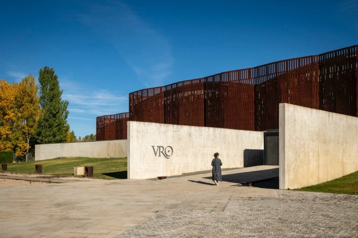 El edificio que arropa La Olmeda es una muestra de arquitectura moderna premiada. El edificio que arropa La Olmeda es una muestra de arquitectura moderna premiada.