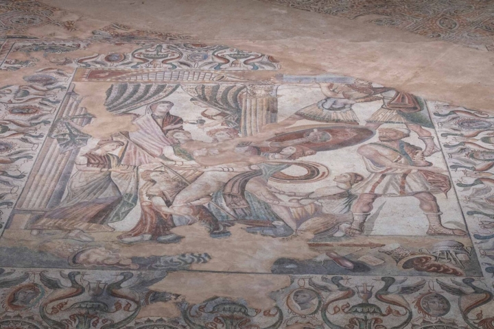 Aquiles en Skyros disfrazado de Pirra para no ir a Troya donde sabía que moriría. Fue descubierto y convencido por Ulises para marchar a la guerra. Aquiles en Skyros disfrazado de Pirra para no ir a Troya donde sabía que moriría. Fue descubierto y convencido por Ulises para marchar a la guerra.