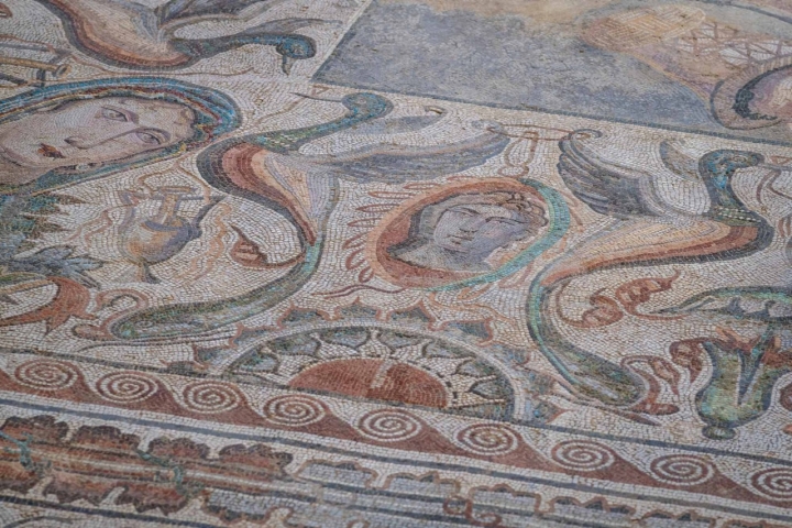 Uno de los rostros de la galería de retratos. Uno de los rostros de la galería de retratos.