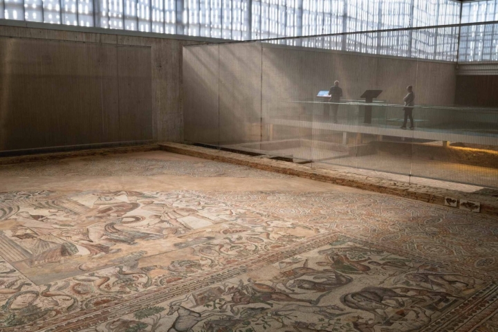 Cualquier ángulo del 'oecus' es una pieza única.  Cualquier ángulo del 'oecus' es una pieza única.