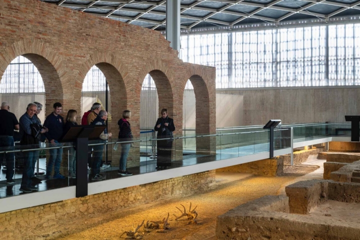 Los arcos vueltos a levantar -una parte de ellos cayeron enteros- y astas de animales aparecidos en las excavaciones. Los arcos vueltos a levantar -una parte de ellos cayeron enteros- y astas de animales aparecidos en las excavaciones.