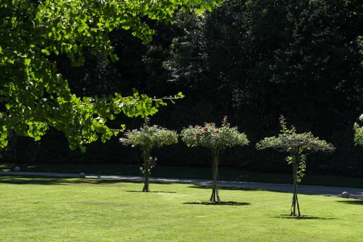 El estilo inglés se percibe en el jardín de la entrada.