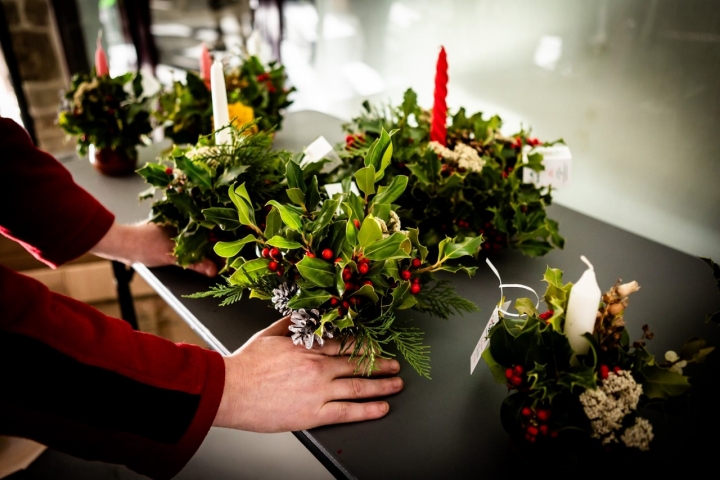 Elaboran adornos de diversos tamaños.