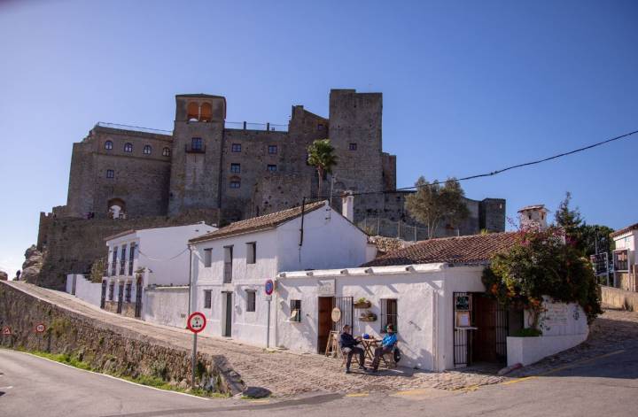 Los residentes siguen su vida cotidiana en las inmediaciones del castillo.