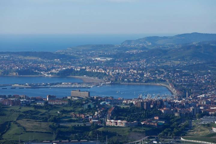 La panorámica de la población desde las alturas.