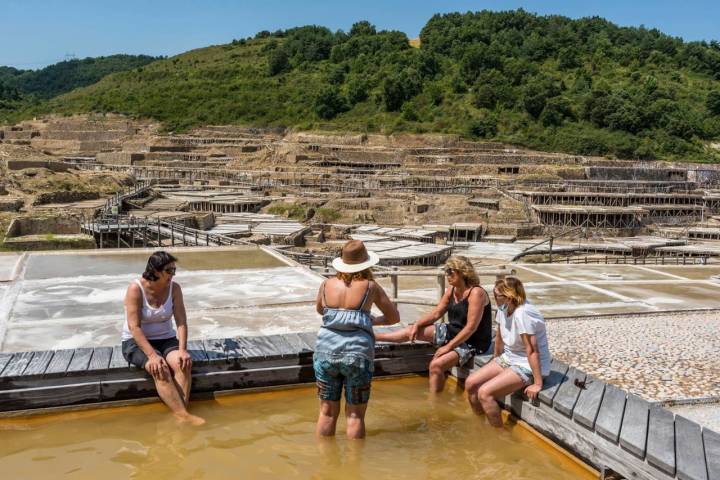 Descansando los pies en el agua salada.