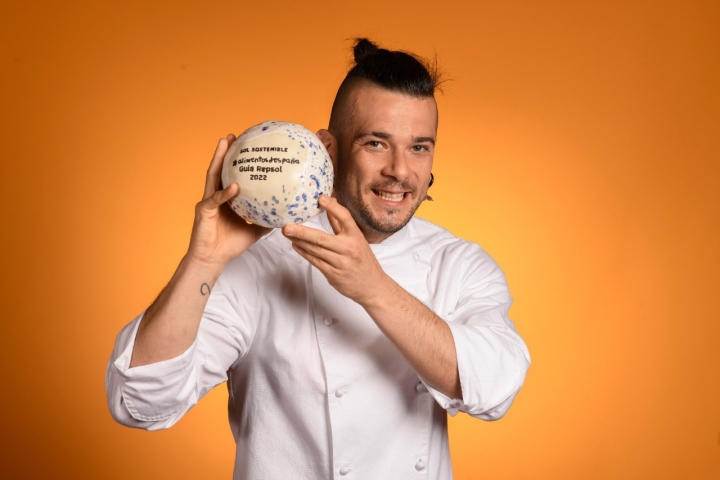 Carlos Maldonado, con el sol sostenible recibido por primera vez en 2022