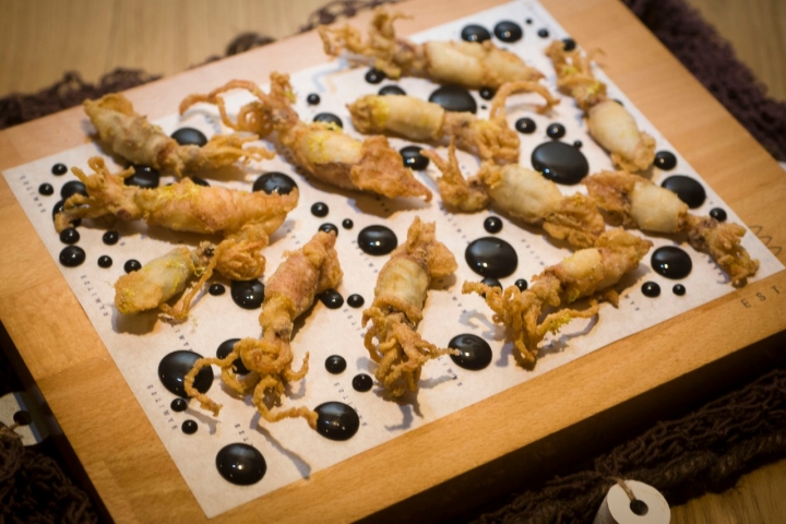 BARCELONA, 20/09/2016. Fotos para El Viajero. Restaurante Estimar. En la foto Chipirones rebozados a la andaluza con mayonesa de su tinta. (Foto: JUAN BARBOSA)